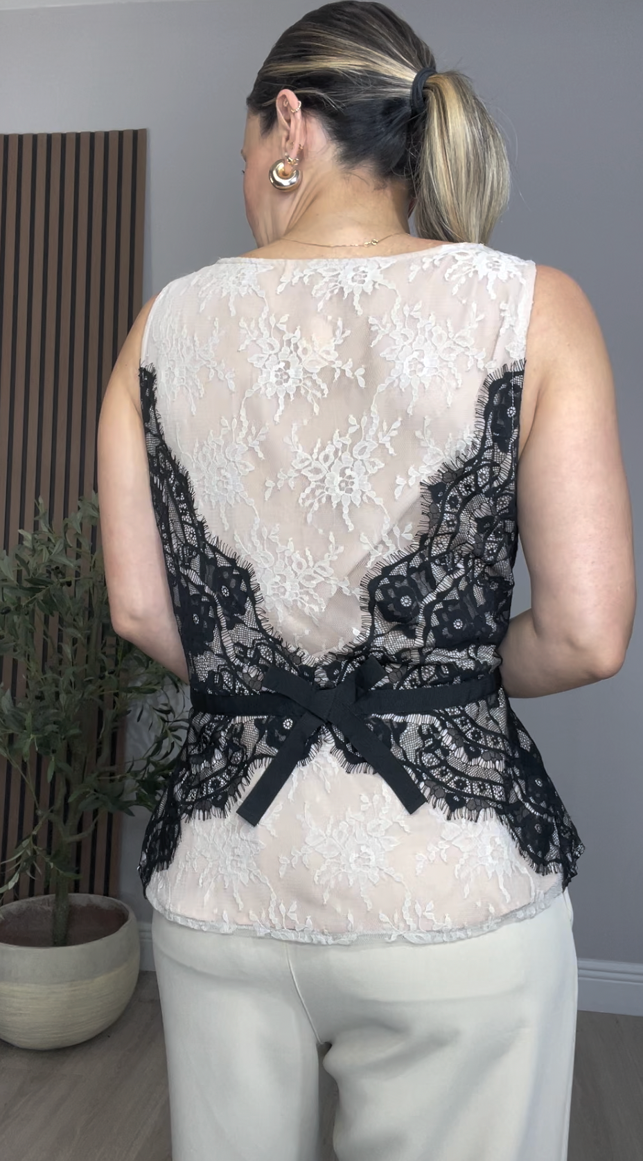 Sleeveless lace blouse -  33844