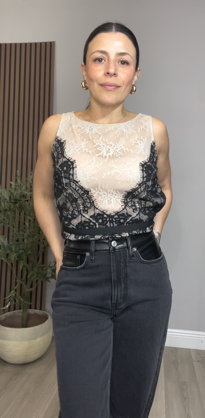 High-waisted black straight-leg jeans -  33740
