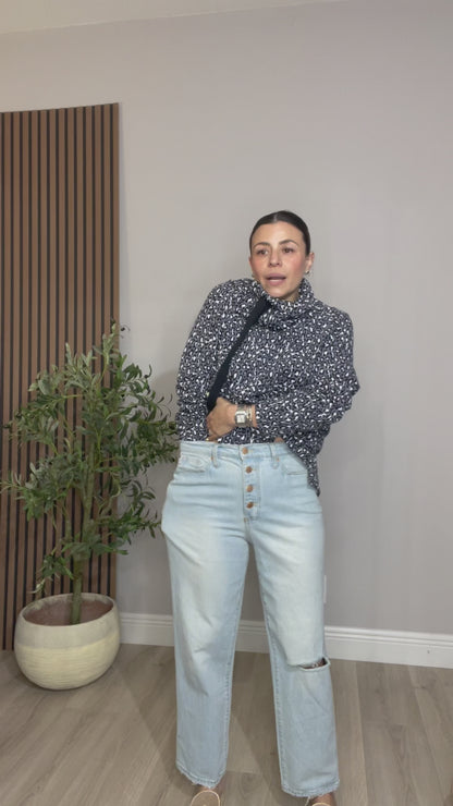 Light Wash High-Waisted Straight Leg Jeans – 33244